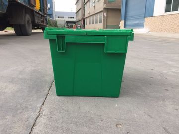 De gele Plastic Deksels In bijlage die van Opslagbakken voor Vervoer worden gestapeld
