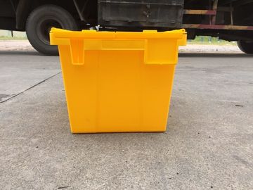 De gele Plastic Deksels In bijlage die van Opslagbakken voor Vervoer worden gestapeld